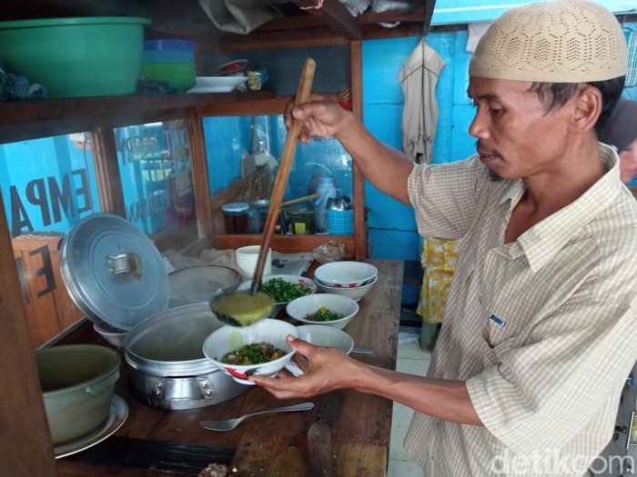 Mang Don, penjual empal gentong nyentrik di Cirebon.