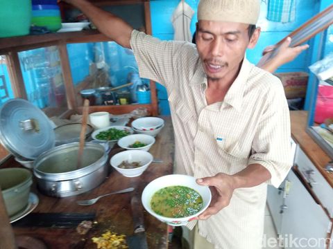 Mang Don, penjual empal gentong nyentrik di Cirebon.