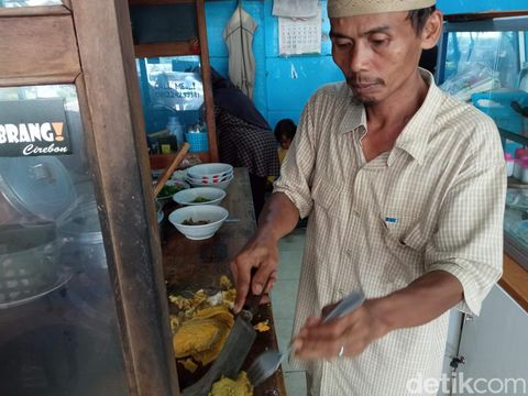 Mang Don, penjual empal gentong nyentrik di Cirebon.