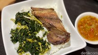 Di sini kamu bisa pesan Nasi Cakalang Pampis (Rp 65.000). Seporsinya berisi nasi, ikan cakalang, bunga pepaya dan sambal dabu-dabu dengan porsi yang mengenyangkan. Foto: detikcom/Riska Fitria