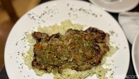 Selain menu khas Manado, menu steak di Mayosi Cafe & Eatery juga tak kalah lezatnya. Kamu bisa pesan menu Sirloin Sambal Matah Nasi Jeruk (Rp 95.000). Nasi jeruknya pulen sehingga terasa lembut. Foto: detikcom/Riska Fitria