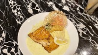Ada banyak menu yang ditawarkan di Mayosi Cafe & Eatery. Mulai dari masakan barat hingga masakan nusantara pun juga ada. Salah satu yang paling spesial adalah kuliner Manado. Foto: detikcom/Riska Fitria