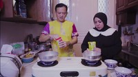 Selain itu, ada juga momen berdua saat masak bareng. Kali ini masak mie instan dengan racikan sendiri, yakni pakai terasi dan pakai sambal super pedas. Foto: YouTube Helaw TV
