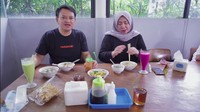 Manggung di Bandung, Melly Goeslaw dan Hedi Yunus menyempatkan untuk kulineran. Mereka mampir ke Mie Encek yang populer di Bandung. Foto: YouTube Helaw TV