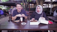 Tak hanya makan mie, Melly Goeslaw dan Hedi Yunus juga mampir ke sebuah tempat kuliner untuk mencicipi jajanan tradisional. Ada es hingga serabi. Foto: YouTube Helaw TV
