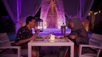 Tak hanya makan sederhana, ada juga momen Melly Goeslaw saat makan malam romantis dan mewah bersama sahabatnya Hedi Yunus. Mereka menikmati hidangan di Alam Boutique Resort. Foto: YouTube Helaw TV