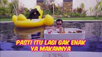 Momen sarapan Melly Goeslaw dan Hedi Yunus ini bikin ngakak. Mereka menikmati floating breakfast. Melly memilih menikmati di atas ban berbentuk bebek. Foto: YouTube Helaw TV