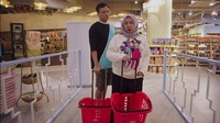 Tak hanya kulineran saja, Melly Goeslaw juga ada momen bersama Hedi Yunus saat belanja oleh-oleh. Bahkan mereka berlomba untuk belanja banyak tapi sesuai limit. Foto: YouTube Helaw TV