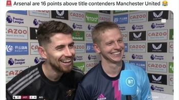 Pemain Arsenal tertawa karena 16 poin unggul dari MU yang disindir sebagai penantang titel. Foto: Twitter