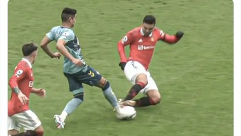 Selama 7 tahun di Real Madrid, Casemiro belum pernah dikartu merah. Tapi baru 8 bulan di MU, dia sudah diganjar dua kartu merah. Foto: Twitter
