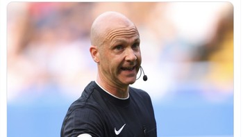 Kartu merah yang dilayangkan wasit Anthony Taylor ke Casemiro dianggap tidak layak. Rekrutan Southampton yang efektif, sebut netizen ini. Foto: Twitter