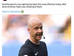 Manchester United Ditahan Juru Kunci, Wasit Jadi Sasaran Kemarahan