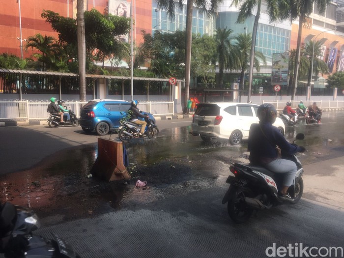 Mencari sumber genangan di Jl Metro Pondok Indah, 13 Maret 2023. (M Fariz At Thariqi/detikcom)