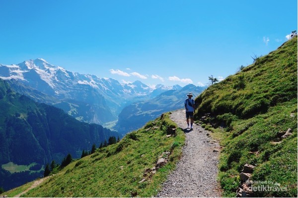 Sambil berjalan menghirup segar udara pegunungan Alpen