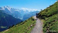 Sambil berjalan menghirup segar udara pegunungan Alpen