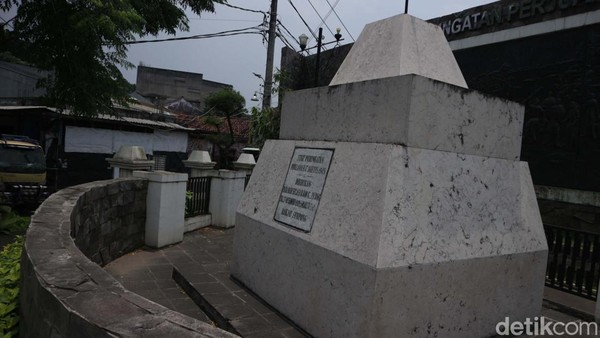 Di sekitar monumen ini dulunya terdapat tragedi bersejarah, yakni penyerbuan KH Ibrahim dan Abuya Hatim yang menyerang markas pasukan NICA. Atas penyerbuan itu, memakan korban 189 orang korban jiwa yang gugur di tempat tersebut.
