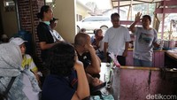 Selepas dari tempat ini kami berangkat menuju kedai es kelapa, di sini kami disiram segarnya es kelapa siang hari dan juga siraman informasi dari Mang Iging, Pendiri Wajah Serpong Tempoe Doeloe perihal wilayah Serpong.