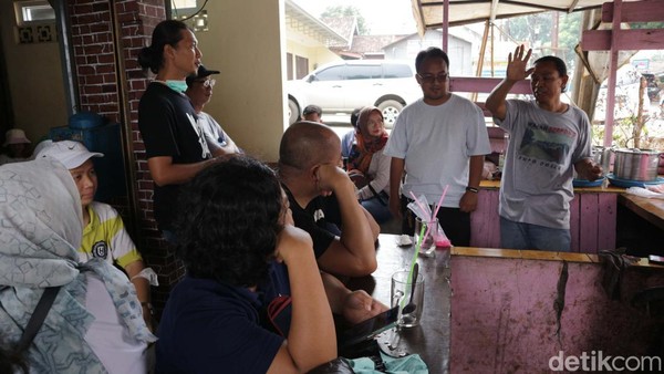 Selepas dari tempat ini kami berangkat menuju kedai es kelapa, di sini kami disiram segarnya es kelapa siang hari dan juga siraman informasi dari Mang Iging, Pendiri Wajah Serpong Tempoe Doeloe perihal wilayah Serpong.