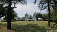 Tujuan pertama yang didatangi adalah Monumen Palagan Lengkong atau yang dikenal juga Monumen Daan Mogot.