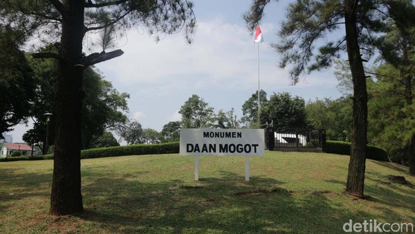 Tujuan pertama yang didatangi adalah Monumen Palagan Lengkong atau yang dikenal juga Monumen Daan Mogot.