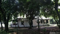 Berkunjung ke sini traveler dapat melihat bangunan rumah tua berwarna putih hijau dan terdapat monumen yang memuat peristiwa lengkong tepat di sebelahnya. Sayangnya Monumen Palagan Lengkong ini tidak dapat dimasuki oleh pengunjung.