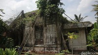 Beranjak dari situ, kami berkunjung ke rumah Eks Landhuis Cilenggang yang juga empat jadi pemukiman pegawai PTPN VIII. Lahan ini dulunya merupakan pabrik gula yang sempat beroperasi hingga 1870-an. Bangunan rumah ini tak lagi dihuni, membuat bangunannya terbengkalai dan rusak. Selain itu bekas pabrik gula juga sudah tidak dapat ditemui, tersisa bebatuan yang diduga merupakan fondasi dari pabrik gula pada masa itu.