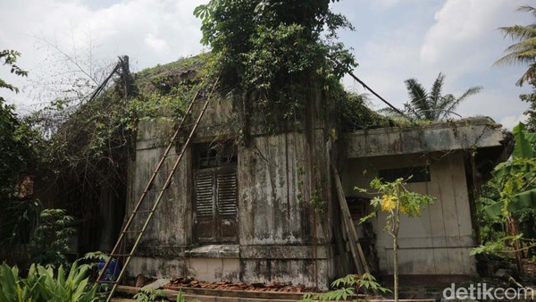 Beranjak dari situ, kami berkunjung ke rumah Eks Landhuis Cilenggang yang juga empat jadi pemukiman pegawai PTPN VIII. Lahan ini dulunya merupakan pabrik gula yang sempat beroperasi hingga 1870-an. Bangunan rumah ini tak lagi dihuni, membuat bangunannya terbengkalai dan rusak. Selain itu bekas pabrik gula juga sudah tidak dapat ditemui, tersisa bebatuan yang diduga merupakan fondasi dari pabrik gula pada masa itu. Beranjak dari situ, kami berkunjung ke rumah Eks Landhuis Cilenggang yang juga empat jadi pemukiman pegawai PTPN VIII. Lahan ini dulunya merupakan pabrik gula yang sempat beroperasi hingga 1870-an. Bangunan rumah ini tak lagi dihuni, membuat bangunannya terbengkalai dan rusak. Selain itu bekas pabrik gula juga sudah tidak dapat ditemui, tersisa bebatuan yang diduga merupakan fondasi dari pabrik gula pada masa itu.