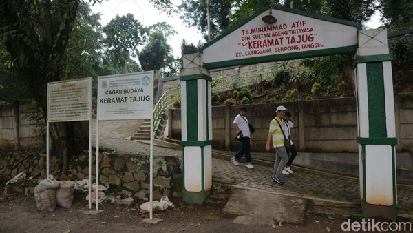 Kemudian perjalanan kami lanjutkan dengan berjalan kaki secara penuh, menuju Cagar Budaya Keramat Tajug. Tempat ini merupakan makam dari anak Sultan Ageng Tirtayasa, yakni TB. Muhammad Atif, yang punya pengaruh dalam masyarakat Islam di sekitar sini. Kemudian perjalanan kami lanjutkan dengan berjalan kaki secara penuh, menuju Cagar Budaya Keramat Tajug. Tempat ini merupakan makam dari anak Sultan Ageng Tirtayasa, yakni TB. Muhammad Atif, yang punya pengaruh dalam masyarakat Islam di sekitar sini.
