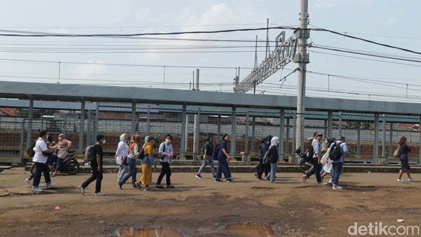 Pada Sabtu (11/03) detikTravel menjajaki beberapa spot peninggalan yang ada di sini, khususnya di sekitar Serpong. Kami menelusuri serpong dengan ditemani oleh komunitas dan pemandu dari Ngopi di Jakarta (NgoJak). Titik kumpul kami berada di Stasiun Serpong. Pada Sabtu (11/03) detikTravel menjajaki beberapa spot peninggalan yang ada di sini, khususnya di sekitar Serpong. Kami menelusuri serpong dengan ditemani oleh komunitas dan pemandu dari Ngopi di Jakarta (NgoJak). Titik kumpul kami berada di Stasiun Serpong.