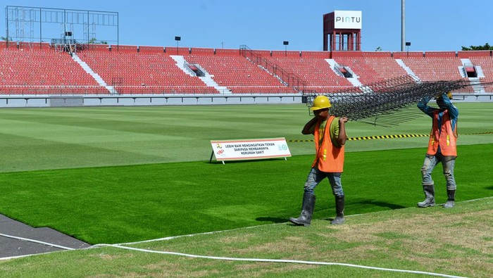 Pekerja melakukan pengerjaan renovasi Stadion Kapten I Wayan Dipta di Gianyar, Bali,Minggu (12/3/2023). Sejumlah pengerjaan renovasi dan pemeliharaan fasilitas Stadion Kapten I Wayan Dipta Bali terus dilakukan sebagai persiapan penyelenggaraan Piala Dunia U-20 2023. ANTARA FOTO/Fikri Yusuf/nz