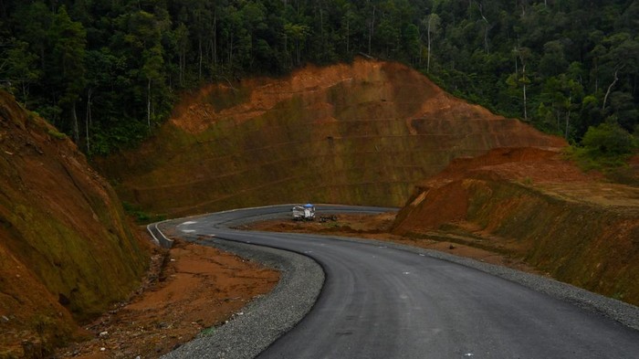 Menyusuri Jalan Jantho-Lamno yang Membelah Hutan Lindung di Aceh A motorist rides a newly constructed road seen on a mountain top in a protected forest are in Jantho, in Indonesia's Aceh province on March 12, 2023 (Photo by CHAIDEER MAHYUDDIN / AFP) (Photo by CHAIDEER MAHYUDDIN/AFP via Getty Images)