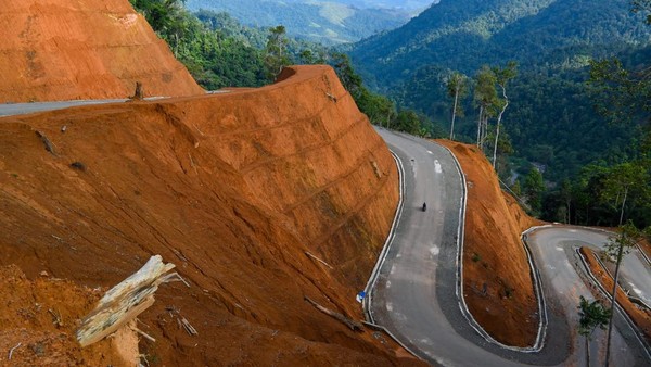Menyusuri Jalan Jantho-Lamno yang Membelah Hutan Lindung di Aceh