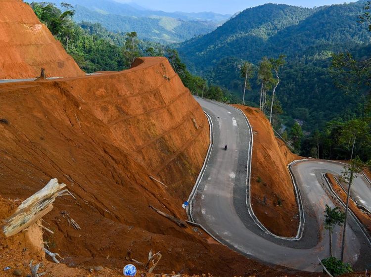 Menyusuri Jalan Jantho-Lamno yang Membelah Hutan Lindung di Aceh