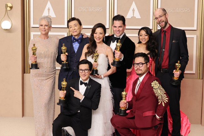 Aktris 60 tahun ini meraih Piala Oscar pertamanya berkat aktingnya dalam film Everything, Everywhere, All at Once. Film karya sutradara Daniel Kwan itu meraih tujuh piala di Oscars 2023. Foto: Getty Images