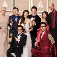 Aktris 60 tahun ini meraih Piala Oscar pertamanya berkat aktingnya dalam film Everything, Everywhere, All at Once. Film karya sutradara Daniel Kwan itu meraih tujuh piala di Oscars 2023. Foto: Getty Images