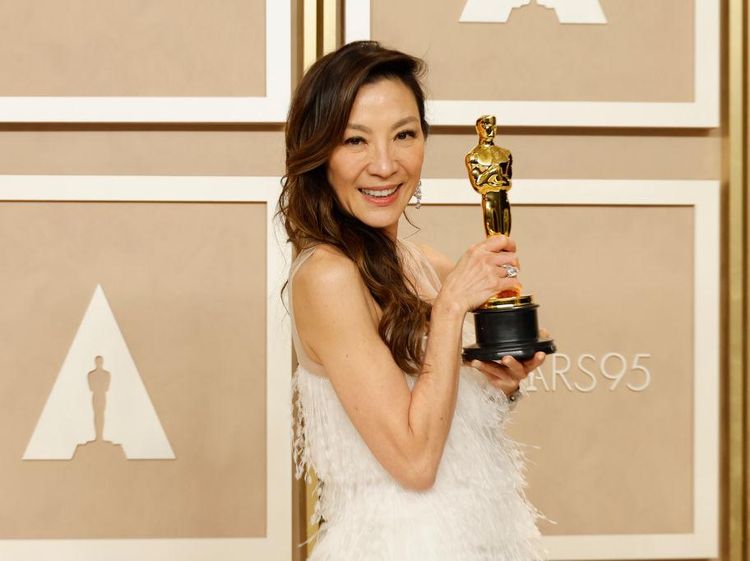 7 Gaya Michelle Yeoh di Oscar 2023, Wanita Asia Pertama Menang Aktris Terbaik
