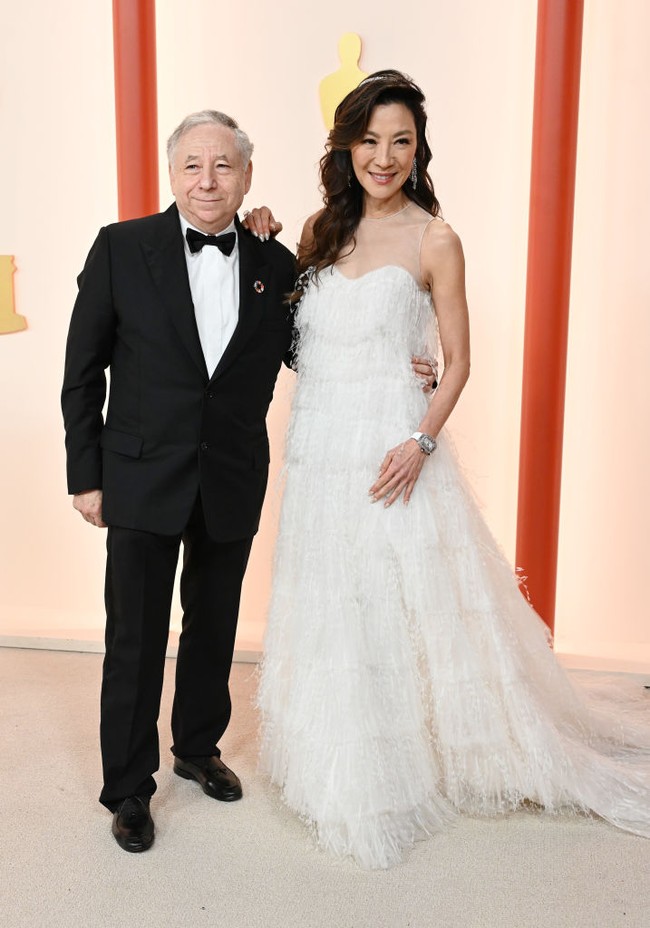 Michelle Yeoh dan Jean Todt terpaut usia 17 tahun. Saat ini sang aktris berusia 60 tahun, sementara suaminya 77 tahun. Foto: Getty Images