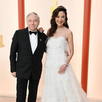 Michelle Yeoh dan Jean Todt terpaut usia 17 tahun. Saat ini sang aktris berusia 60 tahun, sementara suaminya 77 tahun. Foto: Getty Images