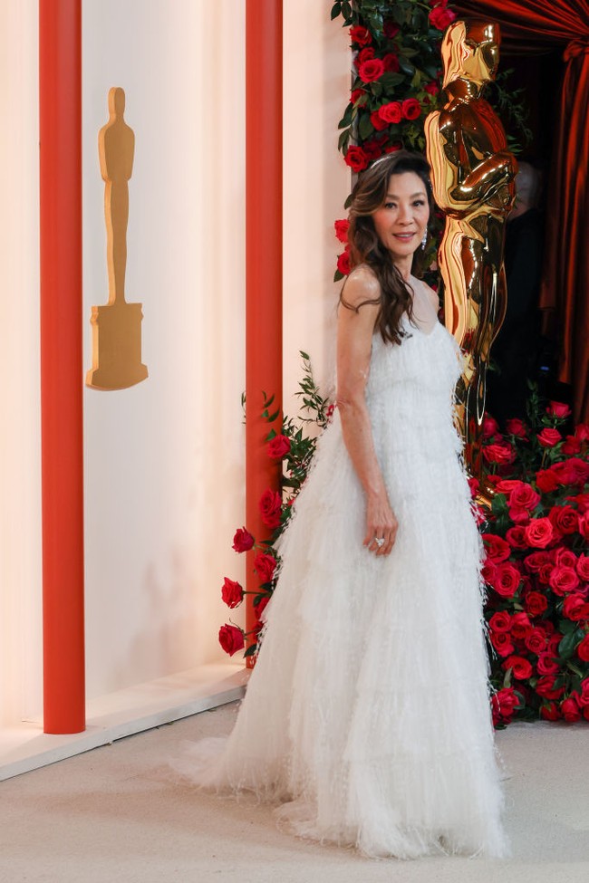 Hadir di Academy Awards ke-95 dan membawa pulang Piala Oscar, Michelle Yeoh tampil menawan dengan gaun putih yang dihiasi aksen bulu. Foto: Getty Images