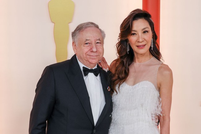 Beprose bersama pasangannya Jean Todt, Michelle Yeoh memakai busana keluaran Christian Dior rancangan Maria Grazia Chiuri saat hadir di Academy Awards ke-95. Foto: Getty Images