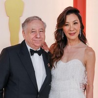 Beprose bersama pasangannya Jean Todt, Michelle Yeoh memakai busana keluaran Christian Dior rancangan Maria Grazia Chiuri saat hadir di Academy Awards ke-95. Foto: Getty Images