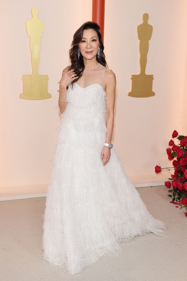 Dalam film Everything, Everywhere, All at Once, Michelle Yeoh berperan sebagai Evelyn Quan Wang, seorang imigran asal Tiongkok yang tinggal di Amerika Serikat. Dia memiliki usaha laundry. Dia juga memiliki suami bernama Waymond Wang (pemain Ke Huy Quan). Foto: Getty Images