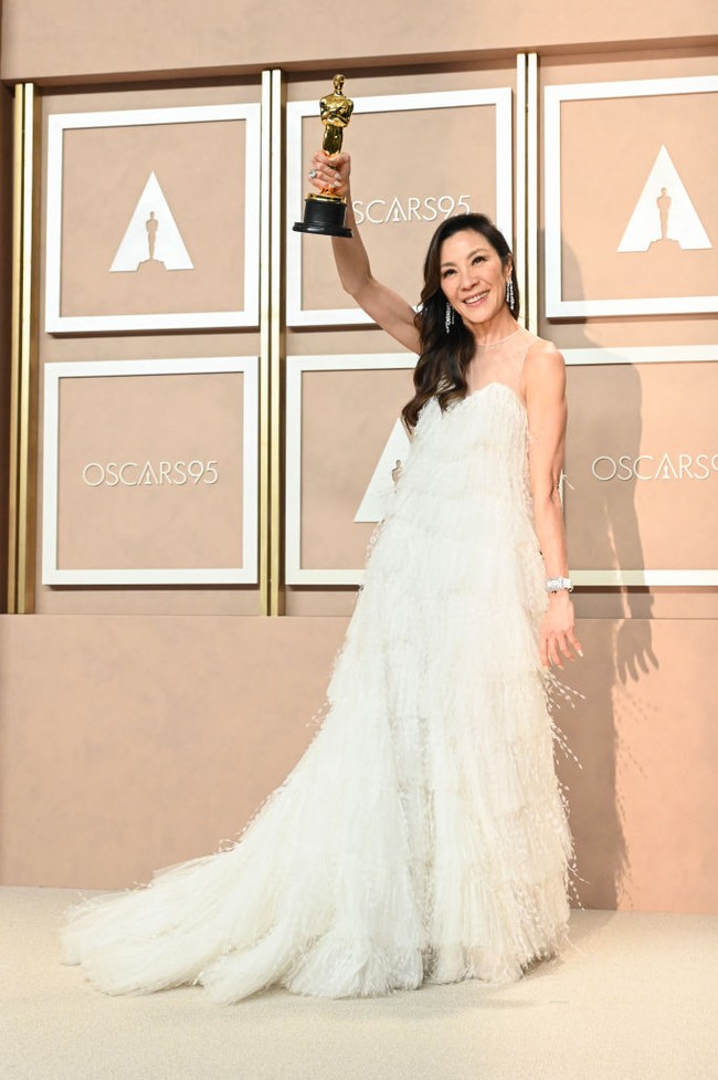 Michelle Yeoh menerima piala Oscars untuk kategori aktris terbaik. Dia menerima penghargaan tersebut dalam ajang Academy Awards ke-95 yang digelar di Hollywood, California, Amerika Serikat, Minggu (12/3/2022). Foto: Getty Images
