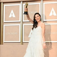 Michelle Yeoh menerima piala Oscars untuk kategori aktris terbaik. Dia menerima penghargaan tersebut dalam ajang Academy Awards ke-95 yang digelar di Hollywood, California, Amerika Serikat, Minggu (12/3/2022). Foto: Getty Images