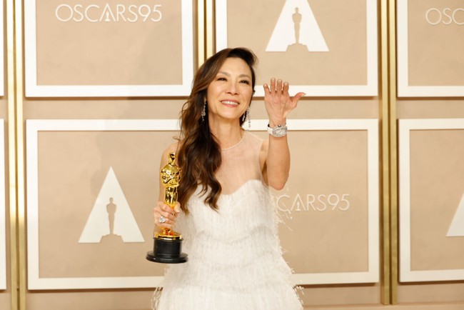 Menjadi wanita Asia pertama yang menjadi aktris terbaik di Oscar, Michelle Yeoh memberikan pesan untuk wanita dalam pidato kemenangannya. “Ini adalah bukti mimpi yang jadi kenyataan. Dan ladies, jangan biarkan siapa pun mengatakan kamu telah melewati masa jayamu. Jangan pernah menyerah,” ucapnya. Foto: Getty Images