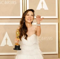 Menjadi wanita Asia pertama yang menjadi aktris terbaik di Oscar, Michelle Yeoh memberikan pesan untuk wanita dalam pidato kemenangannya. “Ini adalah bukti mimpi yang jadi kenyataan. Dan ladies, jangan biarkan siapa pun mengatakan kamu telah melewati masa jayamu. Jangan pernah menyerah,” ucapnya. Foto: Getty Images
