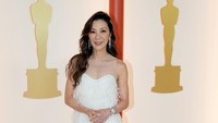 Michelle Yeoh tampil cantik menawan dengan gaun putih. FilmMagic/Jeff Kravitz