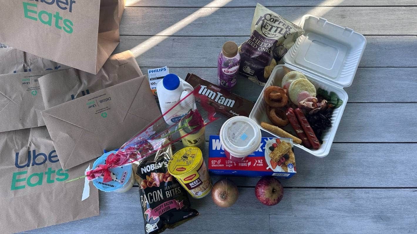 Misterius! Bukan Hanya Makanan, Pelanggan Ini Terima Kiriman Barang Aneh