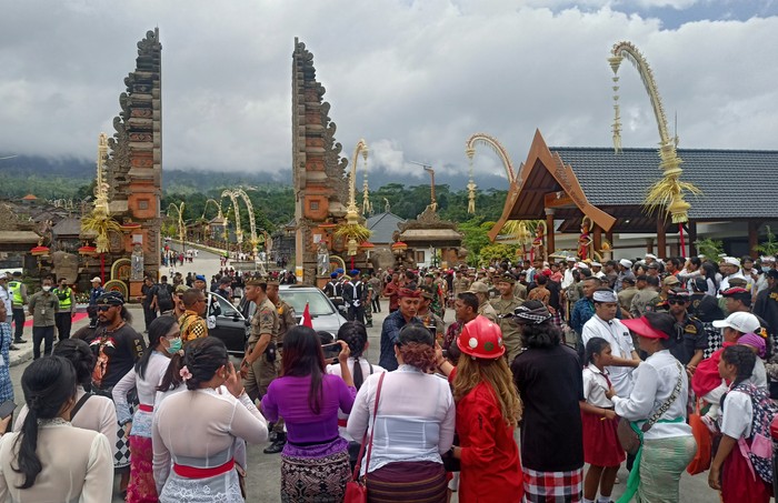 Masyarakat saat antre untuk berfoto di depan mobil Presiden Jokowi saat melakukan peresmian kawasan suci Pura Agung Besakih Senin (13/3/2023).