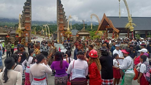 Masyarakat saat antre untuk berfoto di depan mobil Presiden Jokowi saat melakukan peresmian kawasan suci Pura Agung Besakih Senin (13/3/2023).